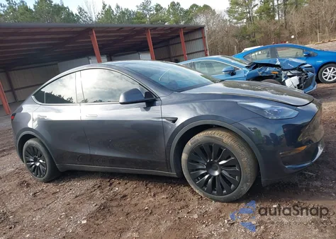2024 Tesla Model Y Long Range Dual Motor All-Wheel Drive z USA, uszkodzony, nr VIN 7SAYGDEE2RA232074